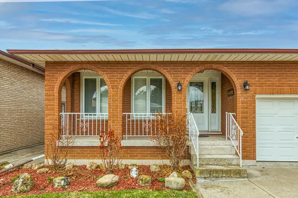 15 Fairington CRES, Hamilton, ON L8E 3N3