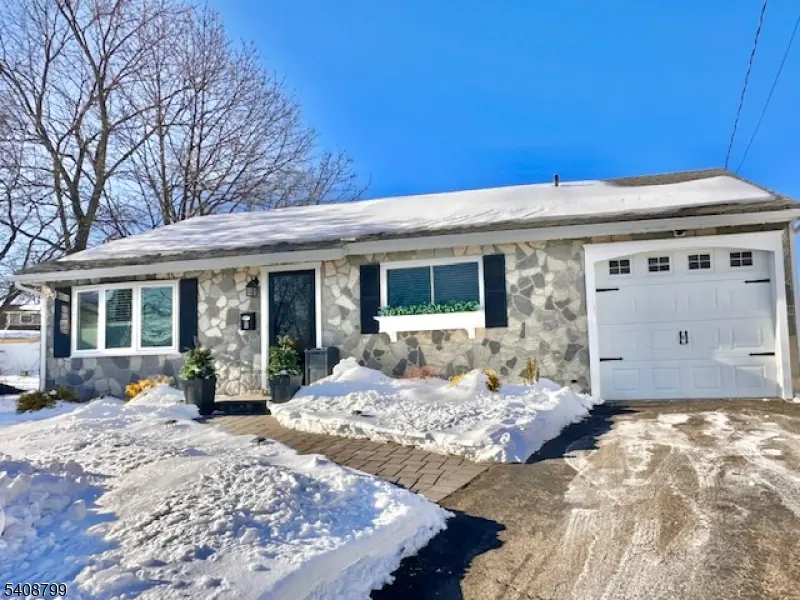 8 Willow Ct, Sayreville Boro, NJ 08859