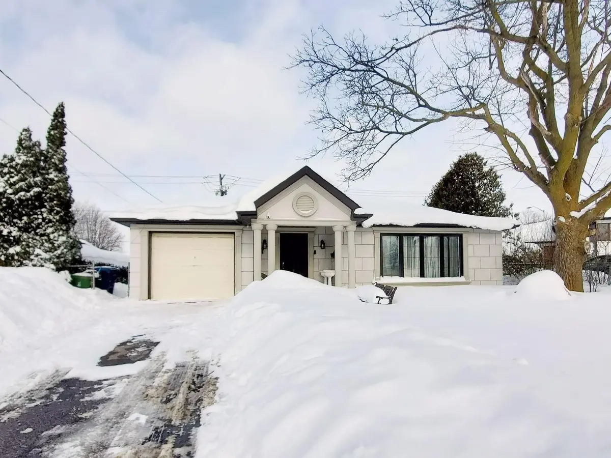 35 Waddington CRES, Toronto C15, ON M2J 2Z9