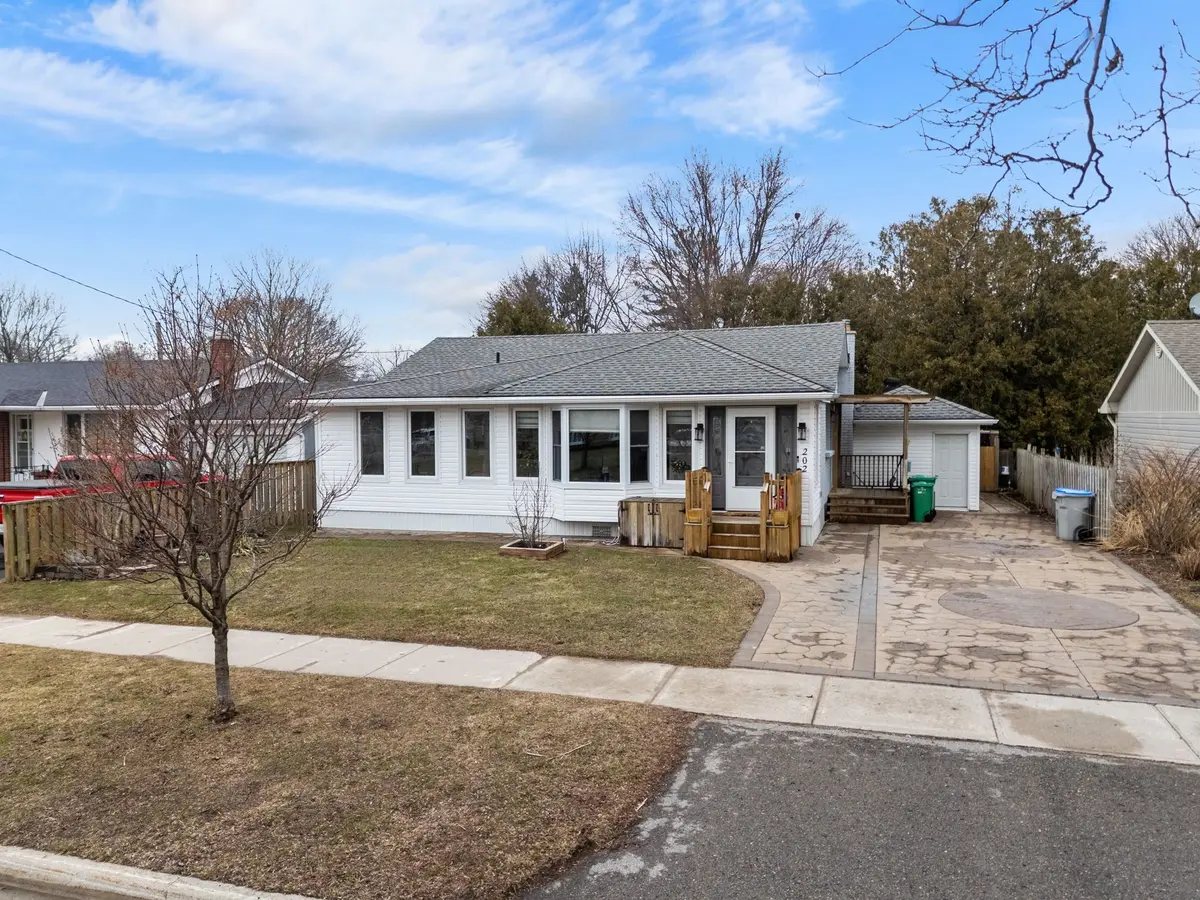 202 Bennett ST W, Goderich, ON N7A 1X8