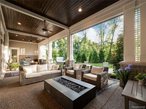 207 Port Side DR, Lake Orion Village, MI 48362