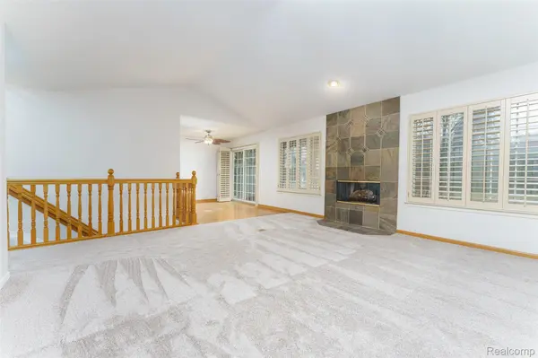 469 Winwood CIR #121, Walled Lake, MI 48390