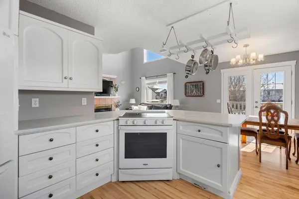 27 Henderson RD NE, Langdon, AB T0J 1X1