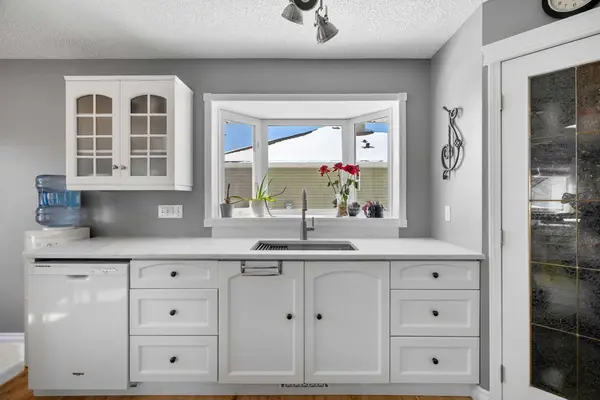 27 Henderson RD NE, Langdon, AB T0J 1X1