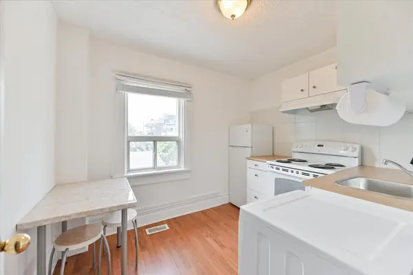 13 Silver AVE #Upper, Toronto W01, ON M6R 1X9