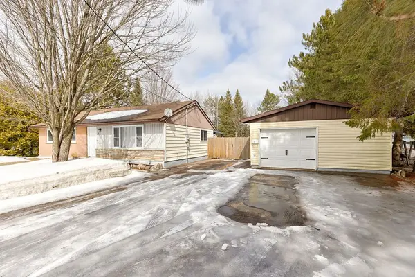 4 Charles ST, Petawawa, ON K8H 2K2