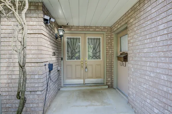 466 Dicenzo DR, Hamilton, ON L9B 2C4