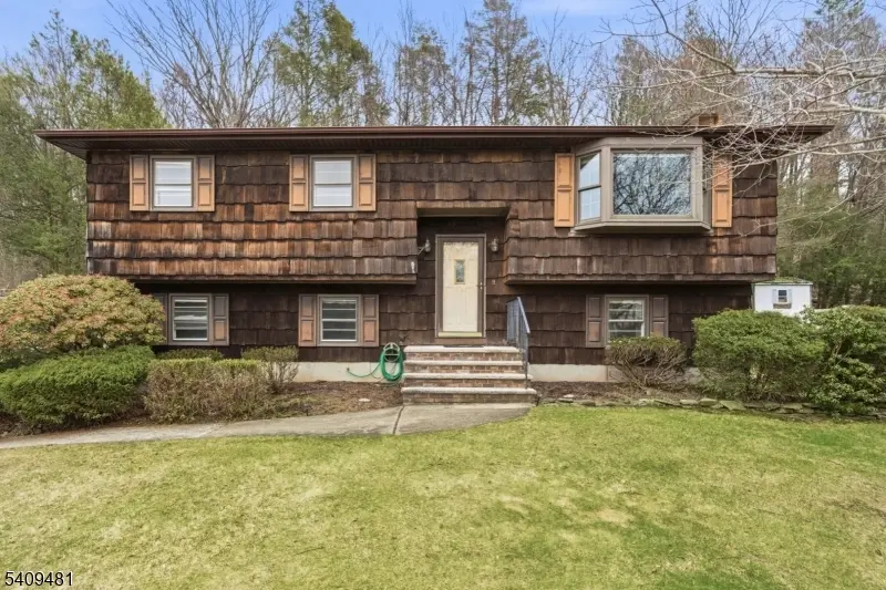 9 Hemlock Dr, Franklin Boro, NJ 07416