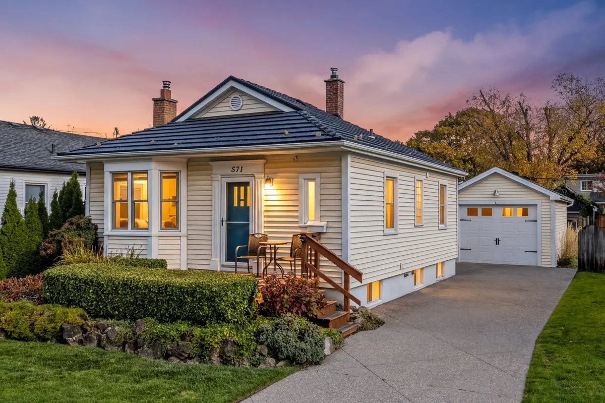 571 Clark AVE, Burlington, ON L7S 1N9