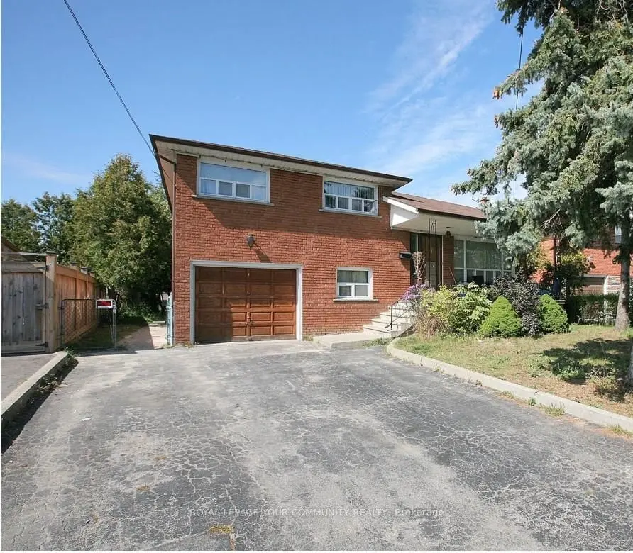 8 Stanwood CRES, Toronto W05, ON M9M 1Z9