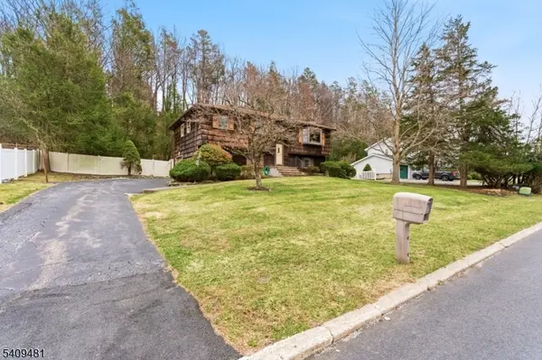 9 Hemlock Dr, Franklin Boro, NJ 07416