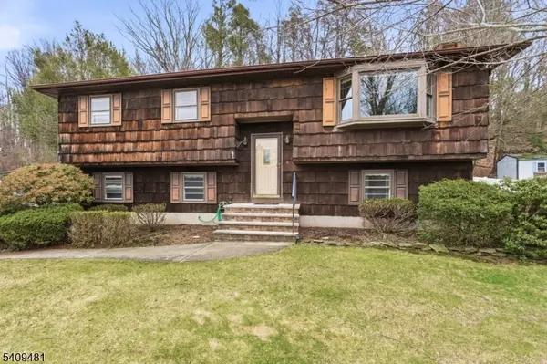 9 Hemlock Dr, Franklin Boro, NJ 07416