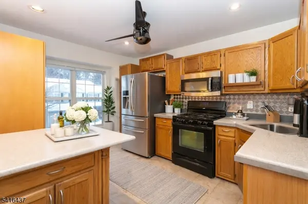 23 Primrose Ln, Mount Arlington Boro, NJ 07856