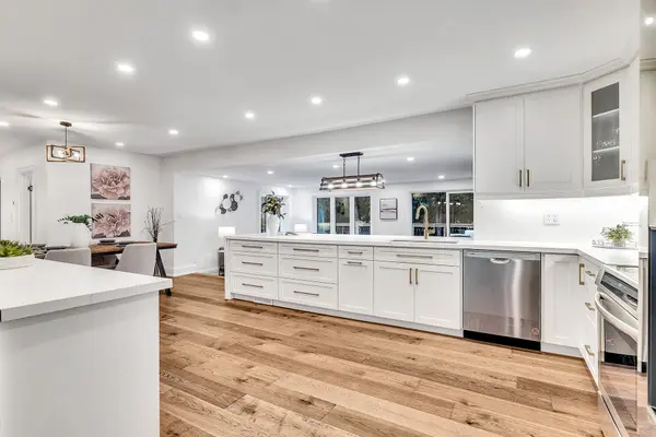 877 Kingsway DR, Burlington, ON L7T 3H8