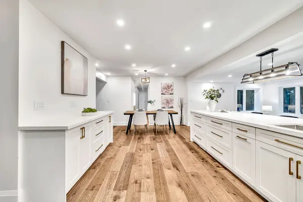 877 Kingsway DR, Burlington, ON L7T 3H8