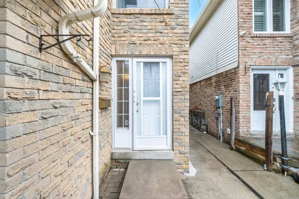 32 Dafoe CRES, Brampton, ON L6Y 2L2