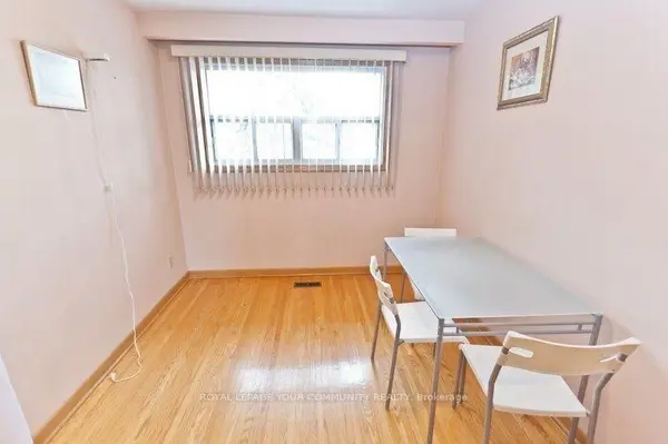 8 Stanwood CRES, Toronto W05, ON M9M 1Z9