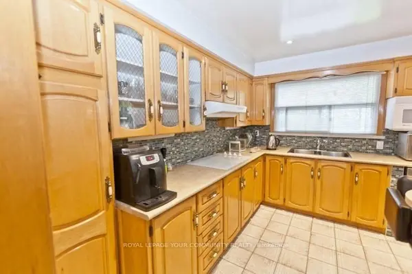 8 Stanwood CRES, Toronto W05, ON M9M 1Z9