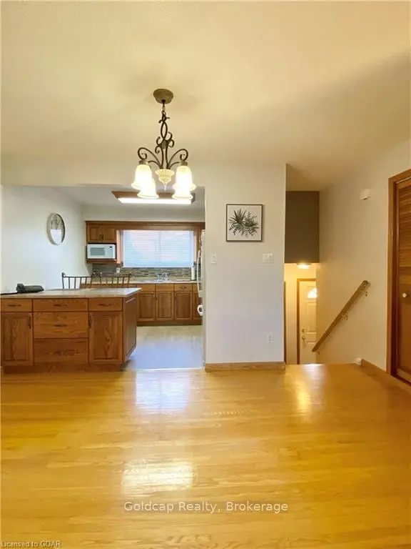 201 SILVERCREEK Pkwy N #13, Guelph, ON N1H 3T4