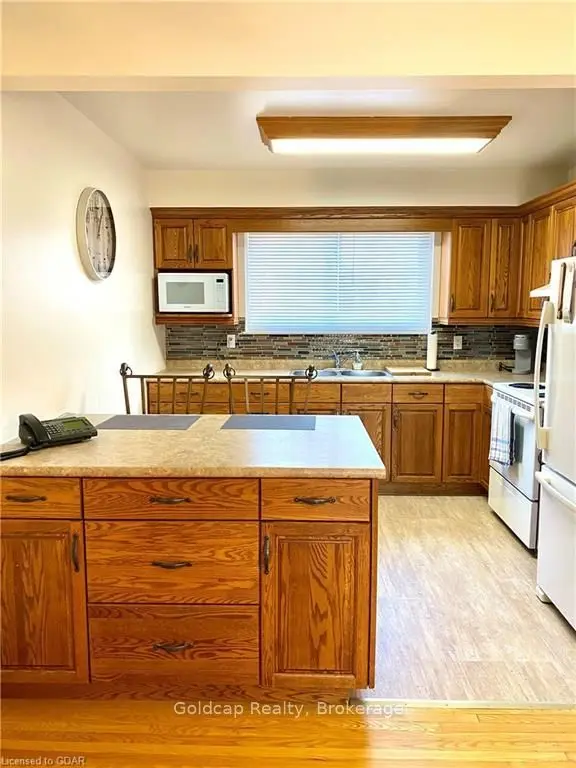 201 SILVERCREEK Pkwy N #13, Guelph, ON N1H 3T4