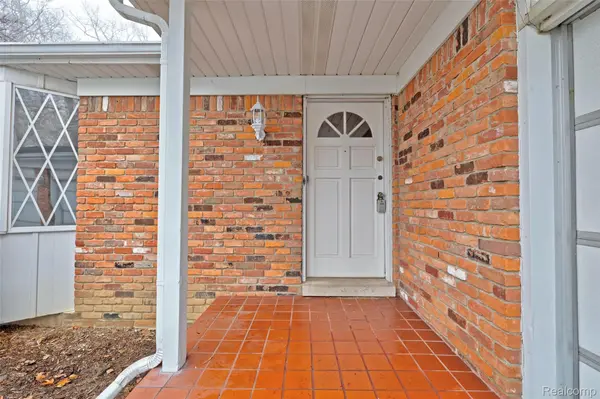 5936 Warbler DR, Independence Charter Township, MI 48346