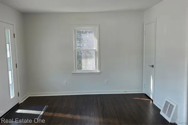 1421 E Evelyn AVE, Hazel Park, MI 48030