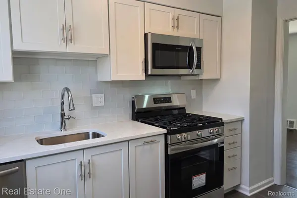 1421 E Evelyn AVE, Hazel Park, MI 48030