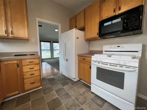 32028 Maine ST, Livonia, MI 48150