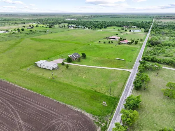 386 Scoggins Road, Tioga, TX 76271