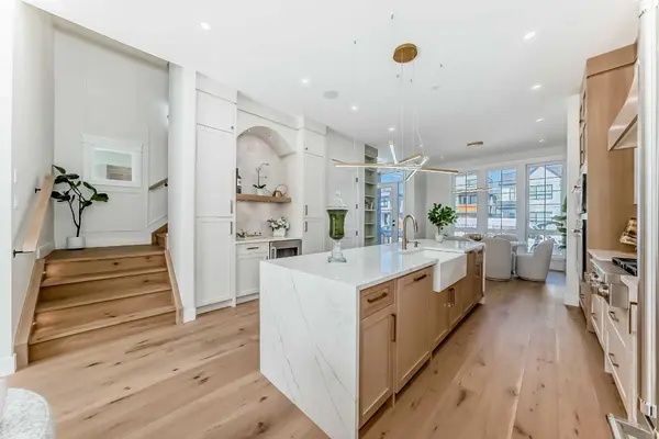 2313 23 AVE SW, Calgary, AB T2T 0W3