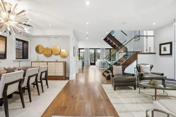 33 Nesbitt DR, Toronto C11, ON M4W 2G2