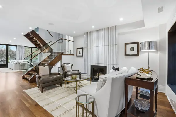 33 Nesbitt DR, Toronto C11, ON M4W 2G2