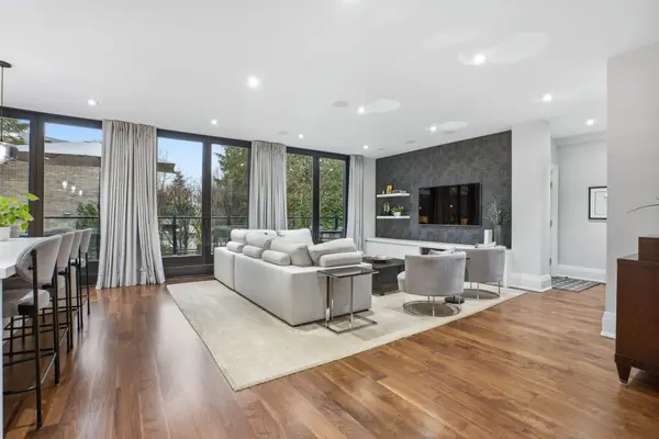 33 Nesbitt DR, Toronto C11, ON M4W 2G2