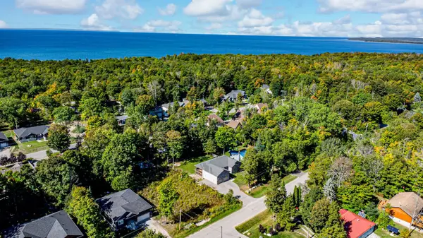 122 Trout LN, Tiny, ON L9M 0J1