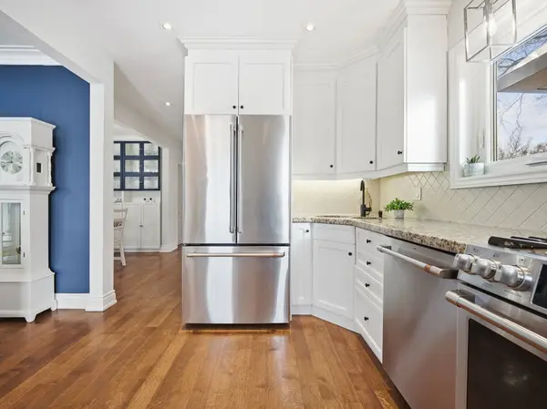 205 Prince Edward DR S, Toronto W07, ON M8Y 3X1