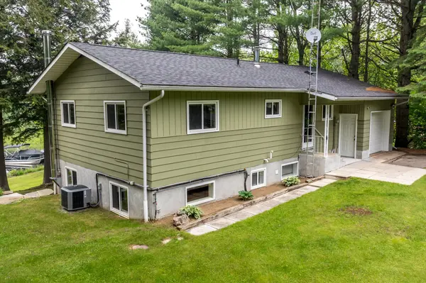 1093 Lamar DR, Algonquin Highlands, ON K0M 1S0