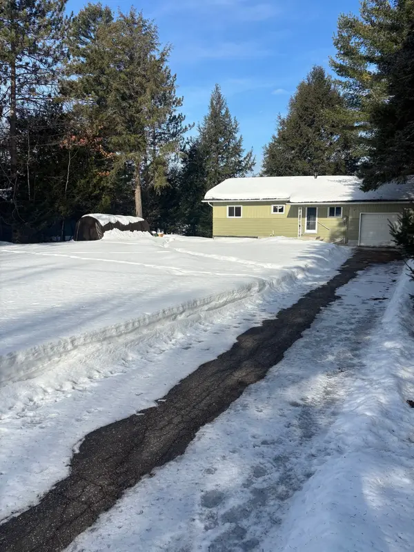 1093 Lamar DR, Algonquin Highlands, ON K0M 1S0