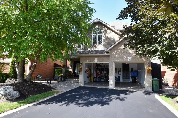 35 Eringate DR, Hamilton, ON L8J 3Y4