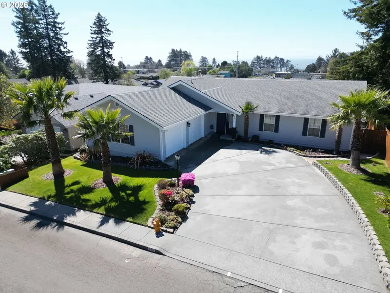835 HIGHLAND AVE, Brookings, OR 97415