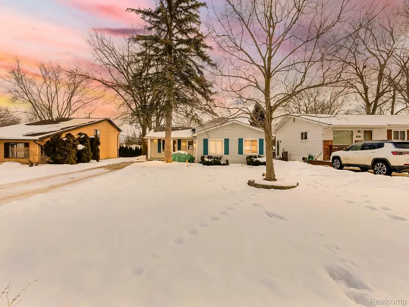 819 Woodingham AVE, Waterford Charter Township, MI 48328