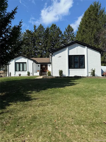 53375 Bunny LN, Shelby Charter Township, MI 48316