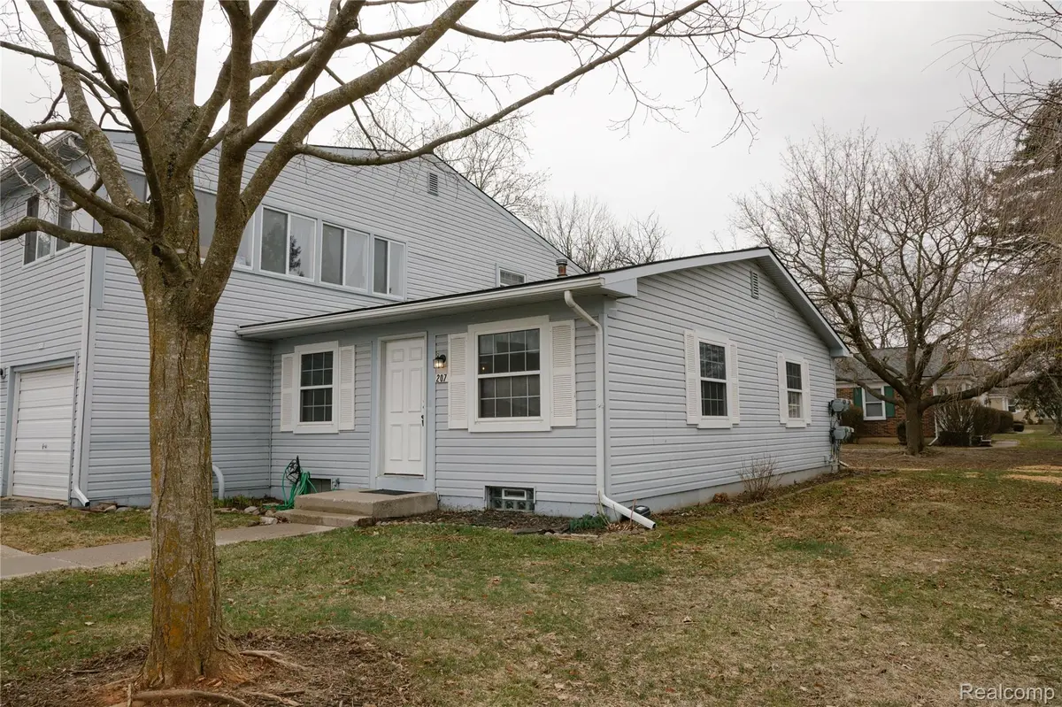207 Neptune DR, Walled Lake, MI 48390