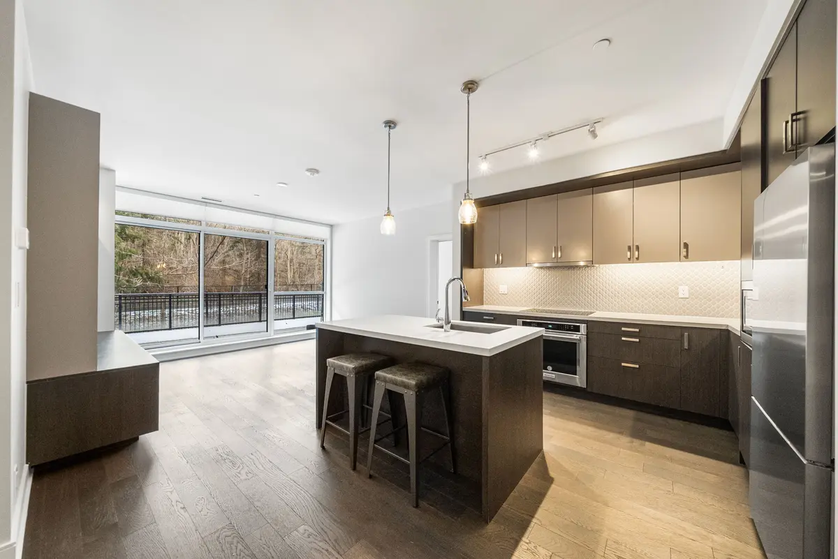 1575 Lakeshore RD W #111, Mississauga, ON L5J 1J4