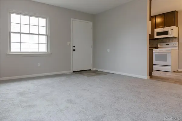 207 Neptune DR, Walled Lake, MI 48390