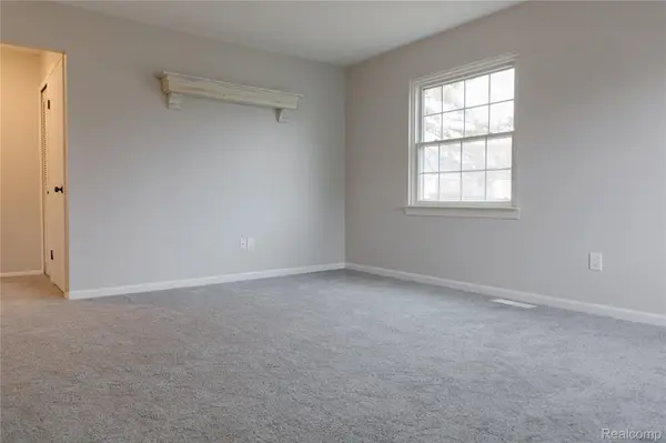 207 Neptune DR, Walled Lake, MI 48390