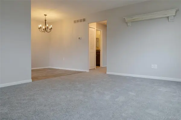 207 Neptune DR, Walled Lake, MI 48390