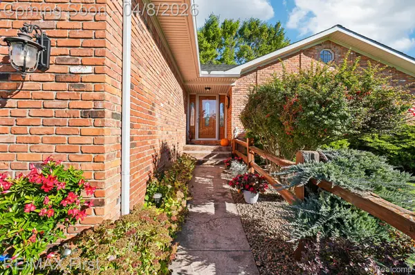 1200 Eagle Nest DR, Rochester, MI 48306