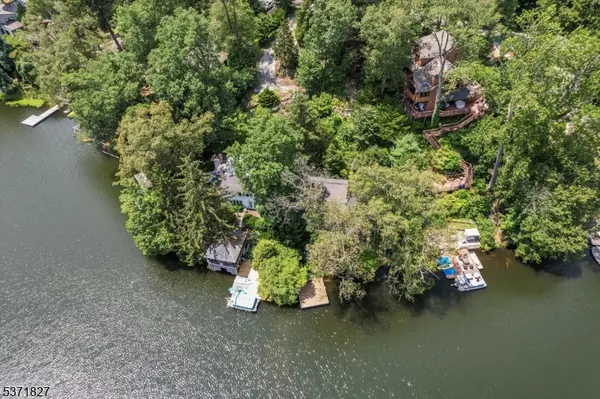 151 Pine Tree Rd, Bloomingdale Boro, NJ 07403