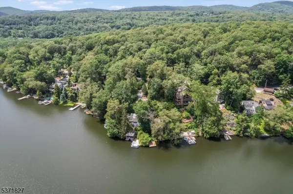 151 Pine Tree Rd, Bloomingdale Boro, NJ 07403