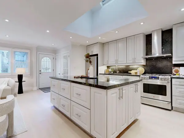 1607 Woodbine Heights BLVD, Toronto E03, ON M4B 3A3